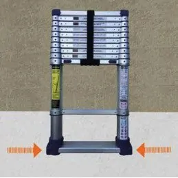 Base avec stabilisateurs repliables pour le stockage et l’utilisation contre un mur