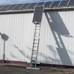 Monte Panneaux Solaires Battery Ladder Lift - GEDA en situation