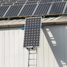 Monte Panneaux Solaires Battery Ladder Lift - GEDA contre façade